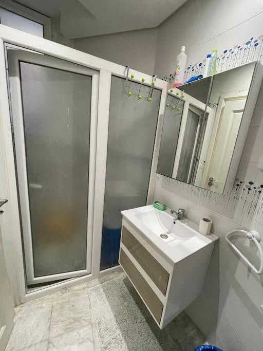 Etage De Villa Avec Jardin, Pres De L'Aireport Et Parking Prive Arjána Kültér fotó